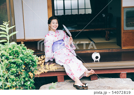 縁側で涼む浴衣の女性 の写真素材