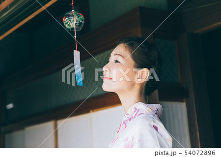浴衣の女性と風鈴 浴衣の女性と風鈴 54072896
