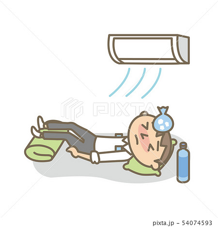 夏　熱中症　室内で体を冷やす男性 54074593