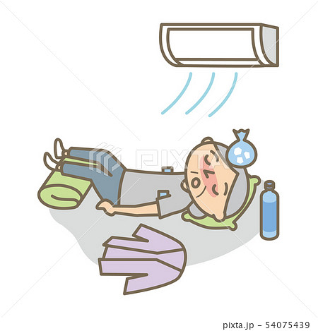 夏　熱中症　室内で体を冷やすおばあさん　 54075439