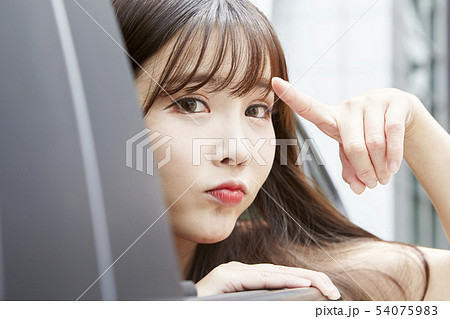 自動車 若い女性 女性 54075983
