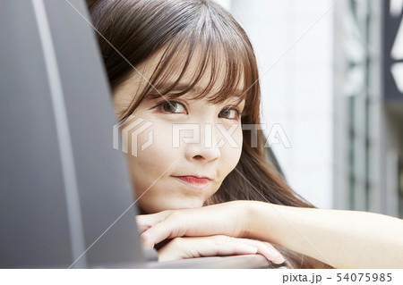 自動車 若い女性 女性 54075985