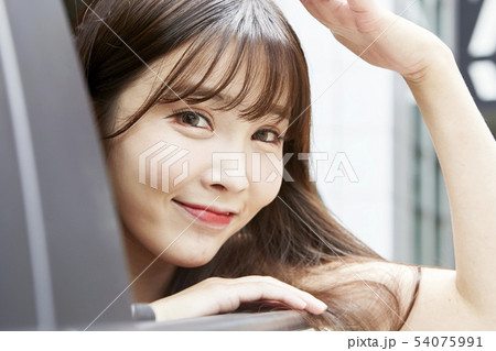 自動車 若い女性 女性 54075991