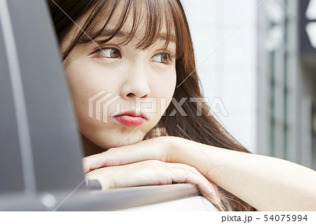 自動車 若い女性 女性 54075994