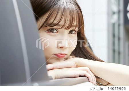 自動車 若い女性 女性 54075996