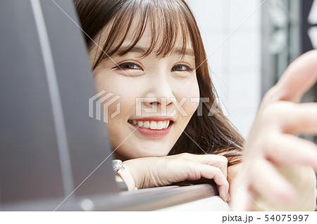 自動車 若い女性 女性 54075997