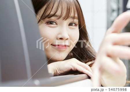 自動車 若い女性 女性 54075998