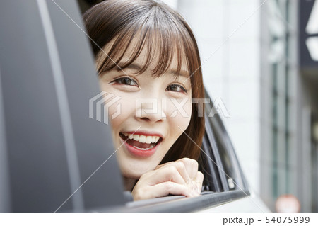 自動車 若い女性 女性 54075999
