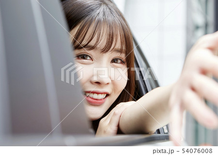 自動車 若い女性 女性 54076008