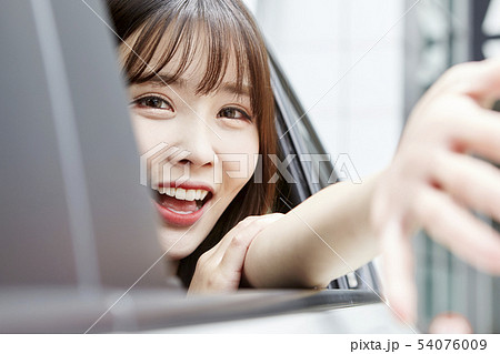 自動車 若い女性 女性 54076009
