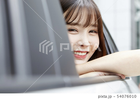自動車 若い女性 女性 54076010
