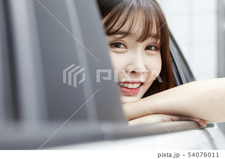 自動車 若い女性 女性 54076011
