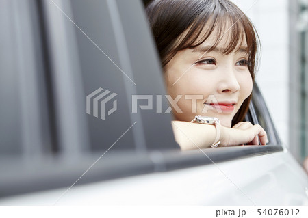 自動車 若い女性 女性 54076012