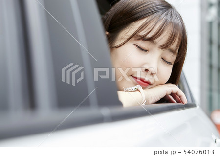 自動車 若い女性 女性 54076013