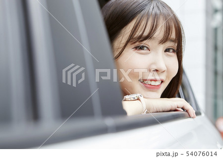 自動車 若い女性 女性 54076014