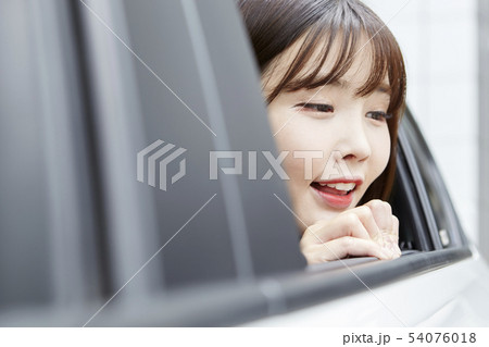 自動車 若い女性 女性 54076018