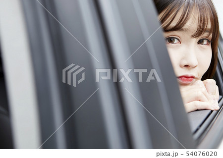 自動車 若い女性 女性 54076020