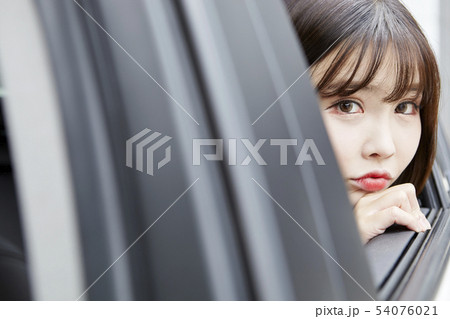 自動車 若い女性 女性 54076021