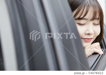自動車 若い女性 女性 54076022