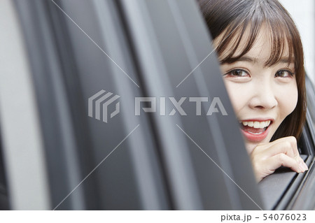 自動車 若い女性 女性 54076023