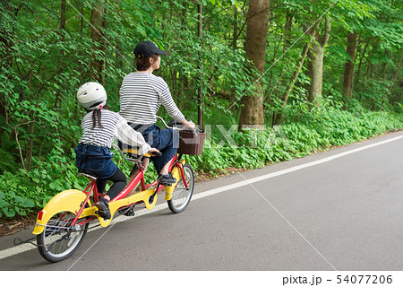 軽井沢で自転車に乗る親子 54077206