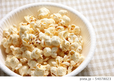 紙皿に盛られたポップコーン。 54078023