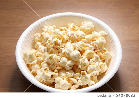 紙皿に盛られたポップコーン。 54078032