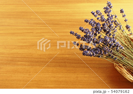 かごに入ったラベンダーのドライフラワー　【ナチュラルイメージ】　 54079162