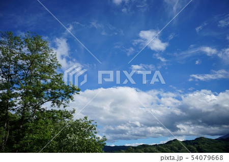 青空と白い雲 54079668