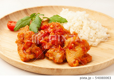 鶏肉のトマト煮込みとバターライス 54080063