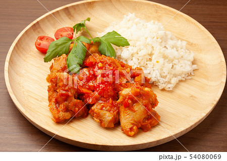 鶏肉のトマト煮込みとバターライス 54080069