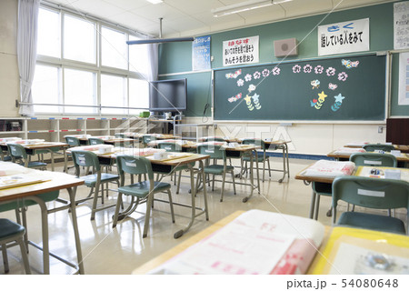 小学校 入学式の日の教室 54080648