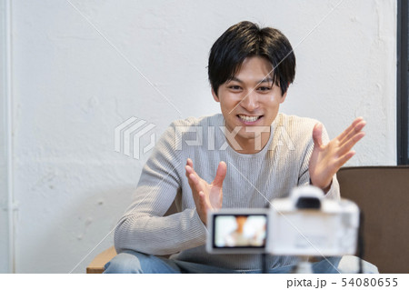 動画を撮影する男性 動画を撮影する男性 54080655