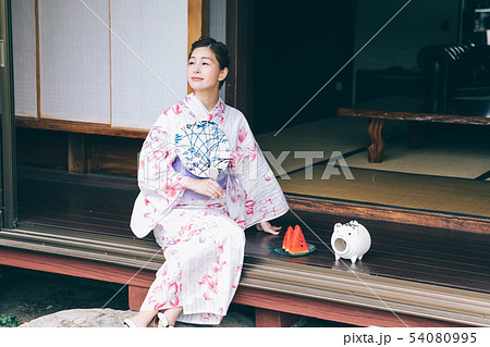 縁側で涼む浴衣の女性　 54080995