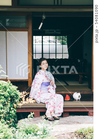 縁側で涼む浴衣の女性 縁側で涼む浴衣の女性 54081090
