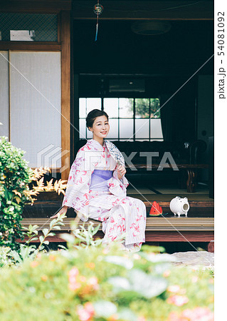 縁側で涼む浴衣の女性　 54081092