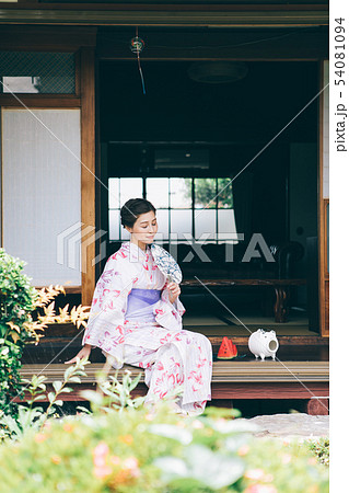 縁側で涼む浴衣の女性 の写真素材