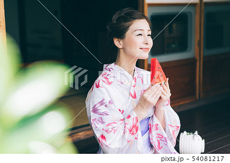 縁側でスイカを食べる浴衣の女性 縁側でスイカを食べる浴衣の女性 54081217