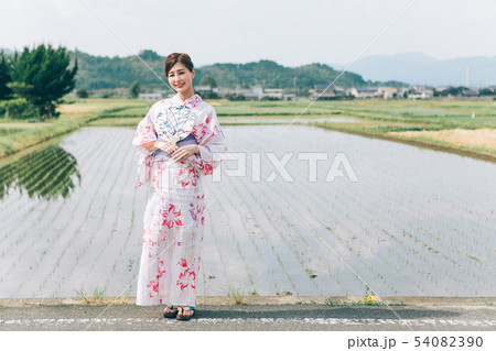 浴衣の女性と田園風景 浴衣の女性と田園風景 54082390