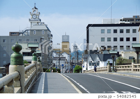 松江大橋と大橋川沿いの街並み … 島根県 松江市 天候：晴れ 54082545