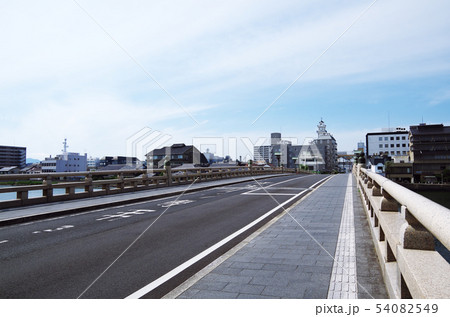 松江大橋と大橋川沿いの街並み … 島根県 松江市 天候:晴れ 松江大橋と大橋川沿いの街並み … 島根県 松江市 天候:晴れ 54082549