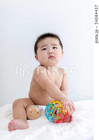 お座りする6ヵ月の赤ちゃん お座りする6ヵ月の赤ちゃん 54084437