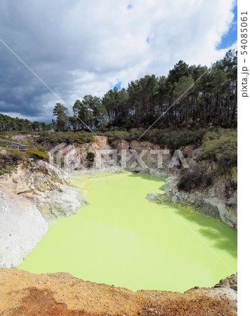 ニュージーランド・「ワイオタプ・サーマル・ワンダーランド」 デビルズバス Devil’s Bath 54085061