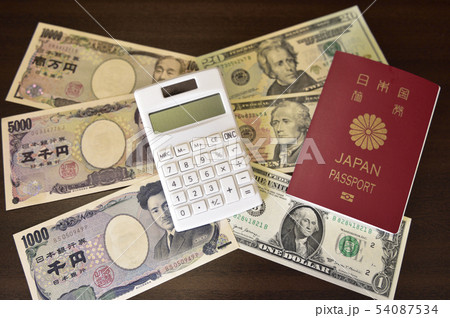 【海外旅行イメージ】パスポートと紙幣 外貨両替 【海外旅行イメージ】パスポートと紙幣 外貨両替 54087534