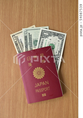 【海外旅行イメージ】パスポートと紙幣　外貨両替 54087539