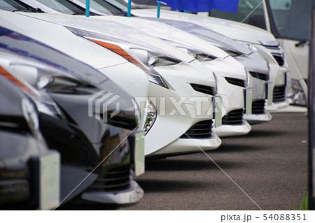 自動車イメージ　販売店に並ぶプリウス 54088351