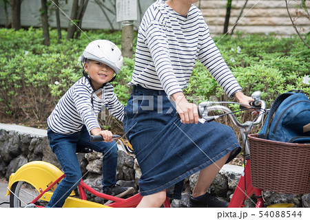 軽井沢で自転車に乗る親子 54088544