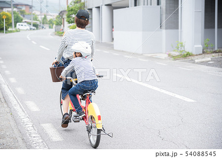 自転車に乗る親子 54088545