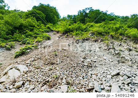 急峻な崖からの落石 54091246