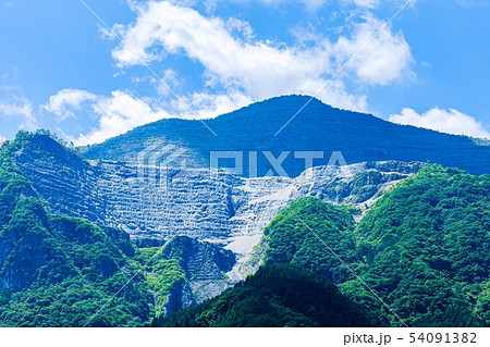 麓から見上げる武甲山 麓から見上げる武甲山 54091382